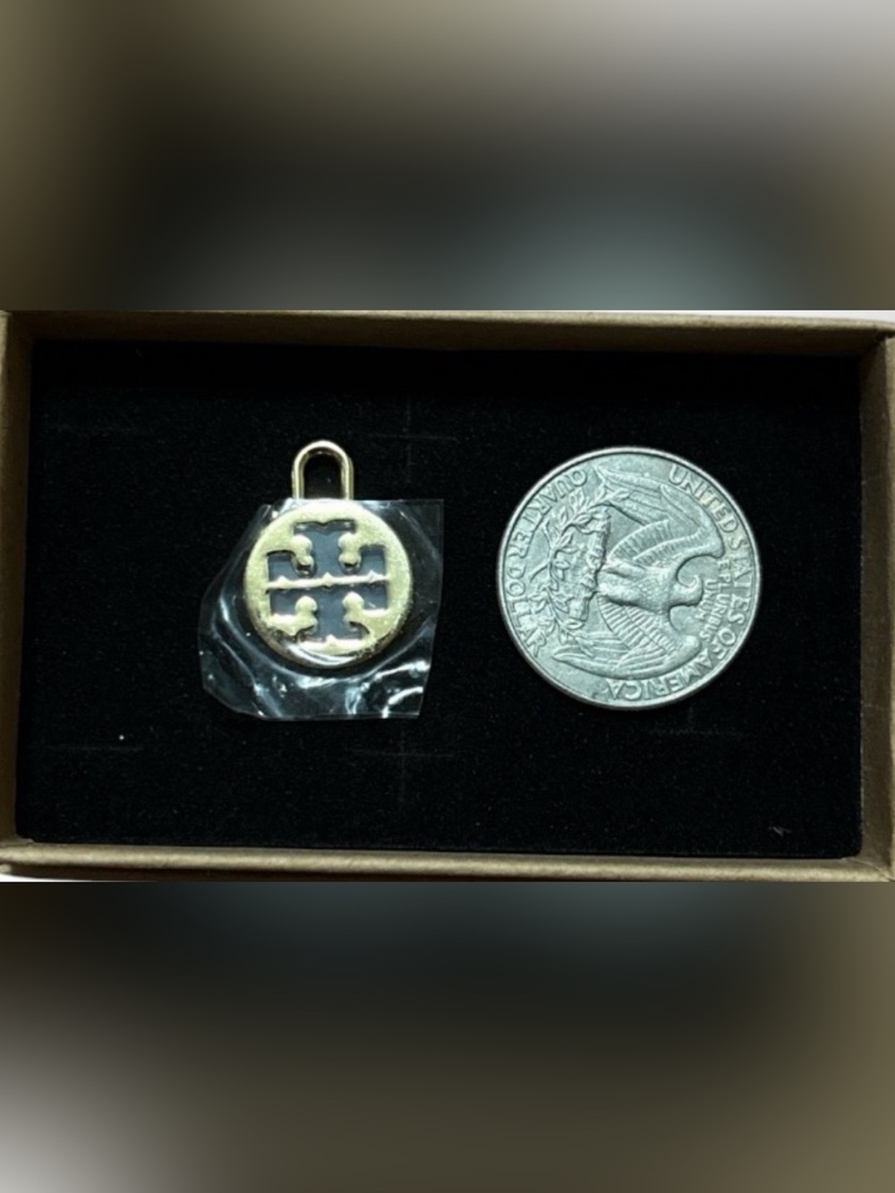 Tory Burch Gold Tone Pendant
Charm Or Zipper Pull comes with chain.